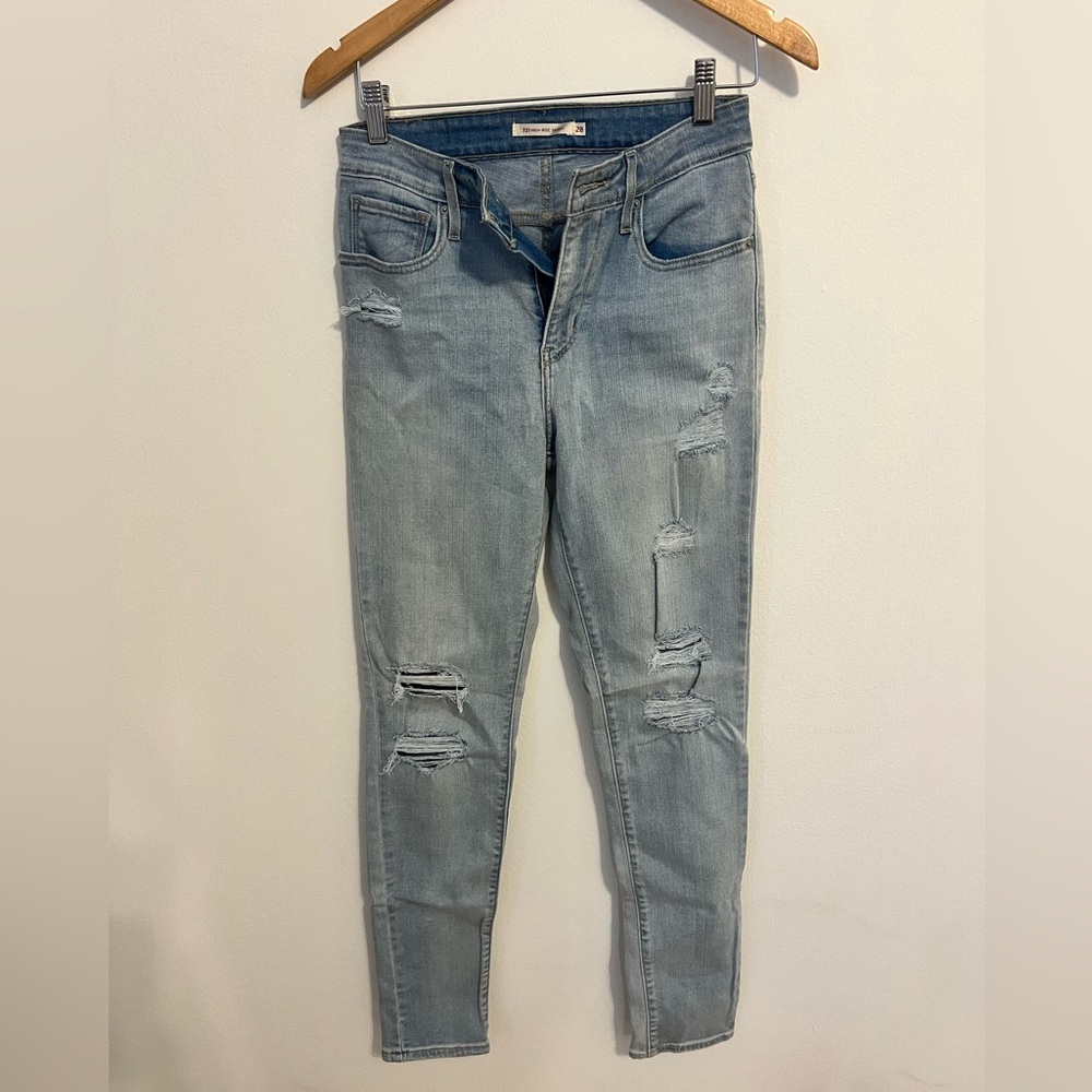 Levi 721 high rise distressed jeans size 28